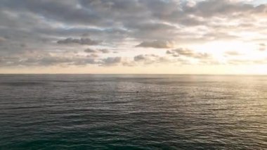 İnsansız hava aracı görüntüsünde mükemmel bir ön uçuş ile güzel bir deniz manzarası.