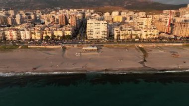 Alanya, Türkiye 'de kuş bakışı bir şehirdir. Konut binaları, yollar ve altyapı hava manzarası. Akdeniz kıyısında bir turist kasabası. Dağlarla, gökyüzüyle ve deniziyle şehir manzarası