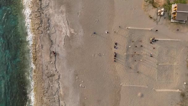 Bovenaanzicht Van Een Beachvolleybaltraining Het Zand — Stockvideo