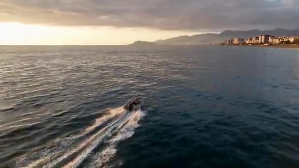 Tekneyi Yüksek Hızda Mükemmel Görüntü Kalitesinde Hızla Takip Ediyor — Stok video