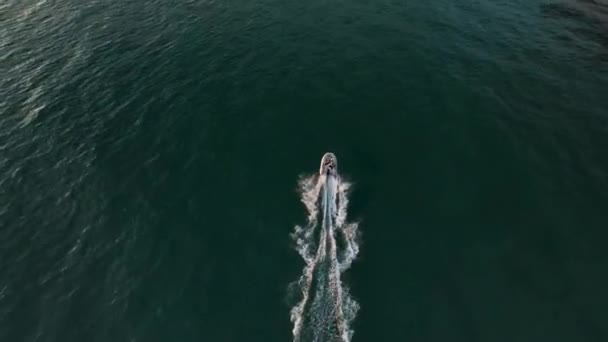 Dron Rychle Následuje Loď Vysoké Rychlosti Dokonalé Video Kvality — Stock video