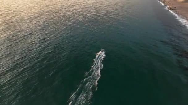 Kapüşonlu Bir Adam Birkaç Kilometre Arkasından Uçan Bir Drondan Saklanmaya — Stok video