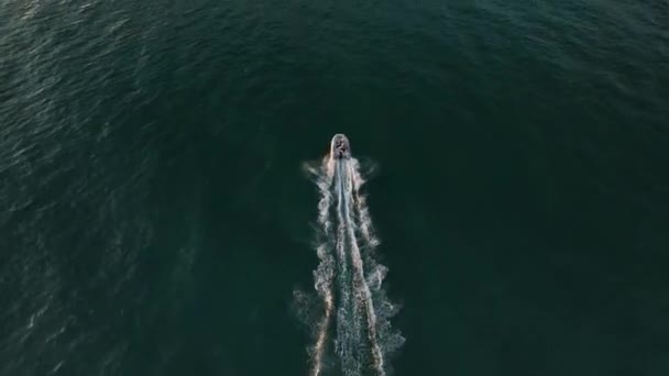 Luchtfoto Van Witte Boot Snelle Beweging Het Water Wit Groot — Stockvideo