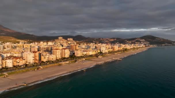 Drone Φωτογραφίζει Την Παραλιακή Περιοχή Του Νησιού Ξενοδοχεία Βίλες Και — Αρχείο Βίντεο