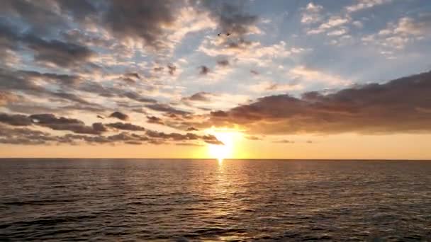 Paisagem Pôr Sol Verão Mar Azul Turquesa Contra Horizonte Laranja — Vídeo de Stock