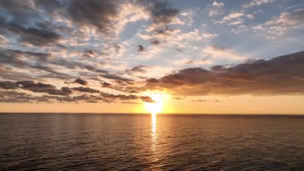 Puesta Sol Durazno Cristalino Sobre Mar Mediterráneo Disparado Invierno Cuando — Vídeos de Stock
