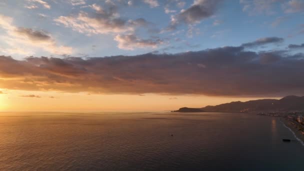 Utsikt Solnedgangen Havet Kinematisk Droneutsyn Vakker Kveldssolnedgang Havet Solbanen Reflekteres – stockvideo