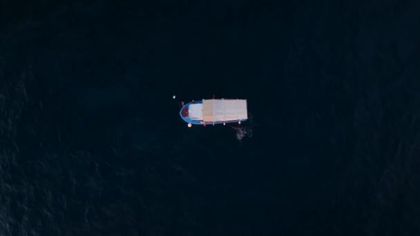 Вертикальный Видеодрон Статически Снимает Рыбацкую Лодку Вдали Берега Фоне Глубокой — стоковое видео