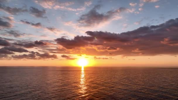 Paisagem Pôr Sol Verão Mar Azul Turquesa Contra Horizonte Laranja — Vídeo de Stock