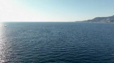 Yelkenli altında yat yarışları. Yelkenli açık denizde yansıyor. Yarış yatı deniz manzaralı. Yaz gezisinde lüks bir tekne.