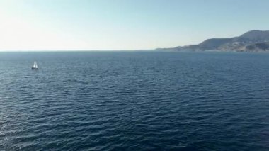 Yelkenli altında yat yarışları. Yelkenli açık denizde yansıyor. Yarış yatı deniz manzaralı. Yaz gezisinde lüks bir tekne.