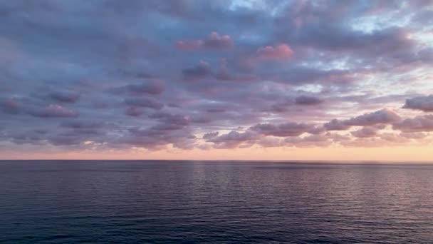 白い砂浜と海と夕日で曲線のヤシのあるモルディブの島の風景 — ストック動画