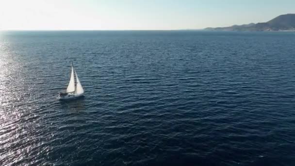 Aerial Regat Jachtowych Pod Żaglami Odbicie Żaglówki Otwartym Morzu Wyścigi — Wideo stockowe