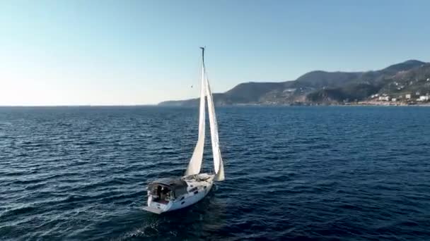 上からの眺め ターコイズブルーに浮かぶ白い帆船の見事な空中ビュー 澄んだ水の空中ビュー — ストック動画