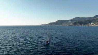 Yelkenli altında yat yarışları. Yelkenli açık denizde yansıyor. Yarış yatı deniz manzaralı. Yaz gezisinde lüks bir tekne.