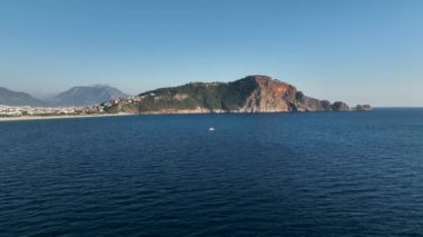 Güneşli bir yaz günü, mutlu ve heyecanlı insanlar yelkenli ya da yatta. Yaz tatili için harika bir fikir. Alanya Şehri 'ne git.