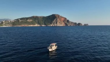 Akdeniz 'de inanılmaz bir hava manzaralı uzun kuyruklu balıkçı teknesi.