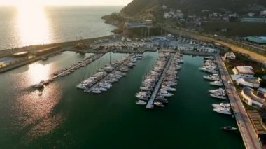 Marina Alanya 'nın havadan görünüşü, Akdeniz kıyısı boyunca limanı olan küçük bir kasaba.