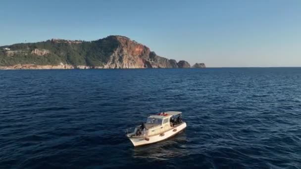 Reflecția Barcii Pescuit Suprafața Apei Mare Pură — Videoclip de stoc