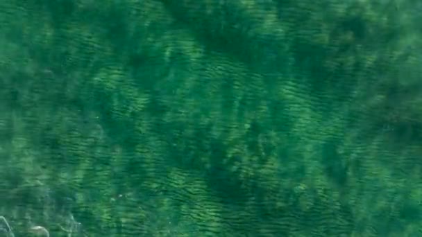 Modrá Voda Moře Pozadí Čirá Tyrkysová Voda Vlnami Slunečními Odlesky — Stock video