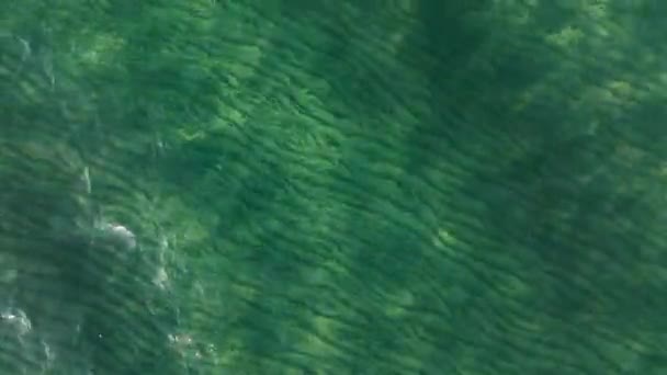 淡淡的海浪在平静的低潮中形成美丽的质感 从上方俯瞰天空 水面上的激浪 — 图库视频影像
