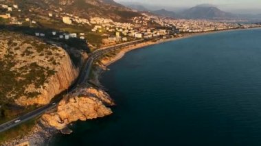 Big Sur 'un yamaç kenarlarındaki manzaralı otoyol. Görkemli bir hava manzarası