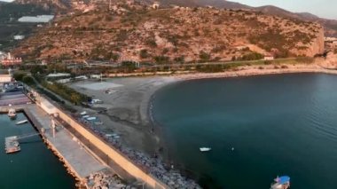 Big Sur 'un yamaç kenarlarındaki manzaralı otoyol. Görkemli bir hava manzarası