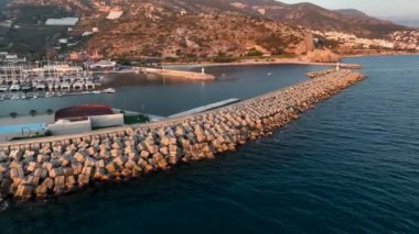 Yatlar, sürat tekneleri ve tekneler için marinası olan güzel büyük bir koy. Akdeniz 'de. Yaz zamanı. Pürüzsüz dron hareketi