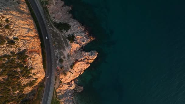 Létající Dron Nad Pobřežím Města Alanya Výhledem Silnici Skalnaté Pobřeží — Stock video