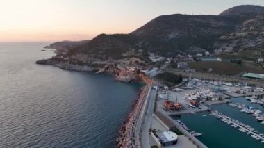 Türkiye 'de Akdeniz kıyısında bir otoyol. Sahil yolunun havadan görüntüsü. Kıyı boyunca giden arabalar