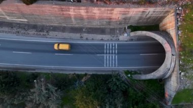 Yol manzaralı Alanya kıyı şeridi üzerinde uçan insansız hava aracı, bitki örtüsü ve kayalarla kayalık kıyı şeridi ve açık köpüklü dalgalarla açık deniz
