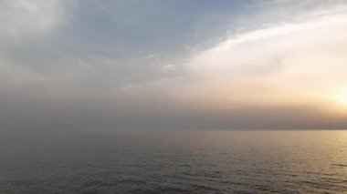 Akşam gökyüzü gün batımında farklı renklerde. Güzel romantik ve rengarenk gökyüzü, parlak bir renk..