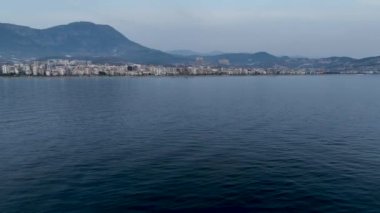 Alanya, Türkiye 'de kuş bakışı bir şehirdir. Konut binaları, yollar ve altyapı hava manzarası. Akdeniz kıyısında bir turist kasabası. Dağlarla, gökyüzüyle ve deniziyle şehir manzarası