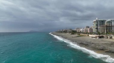 Alanya, Türkiye 'de kuş bakışı bir şehirdir. Konut binaları, yollar ve altyapı hava manzarası. Akdeniz kıyısında bir turist kasabası. Dağlarla, gökyüzüyle ve deniziyle şehir manzarası