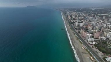 Hava manzarası, Alanya Türkiye 'nin şehir manzarası. Ufukta deniz, mavi turuncu gökyüzü, gökyüzünde evler, gökyüzü bulutlu hava.