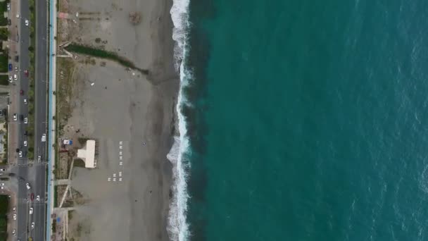 알라냐 해안선의 각도에서 바라본 파노라마 새들의 지평선 가지면서 해변을 환하게 — 비디오
