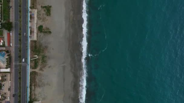 蓝色的水和发泡的海浪从空中俯瞰白色沙滩 俯瞰天堂的无人机 — 图库视频影像