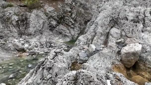 Зимой Заснеженного Каменистого Скального Склона Течет Небольшая Речная Вода Таяние — стоковое видео