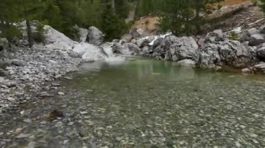 Dağ nehri, kayaların arasından akan akarsu. Nehir taşlarını akan suyla kapatın, temiz su Alanya 'daki bir dağ nehrinde akıyor.