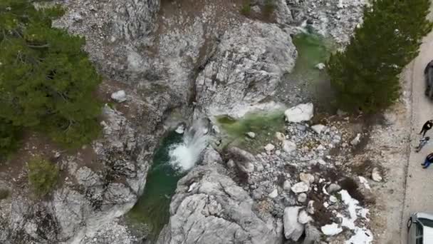 Superfície Água Floresta Inverno Rocha Molhada Rápida Rio Fluxo Rápido — Vídeo de Stock