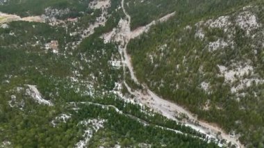 Otantik bir dağ ormanı, bulutlu bir kış gününde üzerinde uçan bir drondan alındı. Doğu dağlarının merkezinde yer almaktadır..