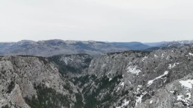 Otantik bir dağ ormanı, bulutlu bir kış gününde üzerinde uçan bir drondan alındı. Doğu dağlarının merkezinde yer almaktadır..