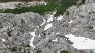 İnsansız hava aracı desenli bir dağda uçar ve yeşil çalılar arka plandaki sisli manzara dağlarında