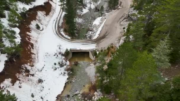 Une Rivière Montagne Sauvage Avec Des Rapides Précipitant Travers Terrain — Video
