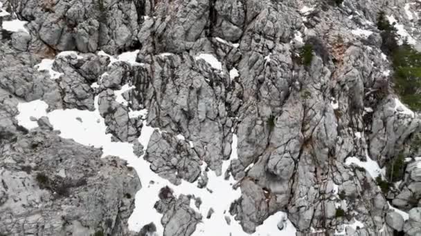 山岩悬崖表面关闭4K广角镜头无人驾驶飞机平稳地从陡峭的山峰上升起 — 图库视频影像
