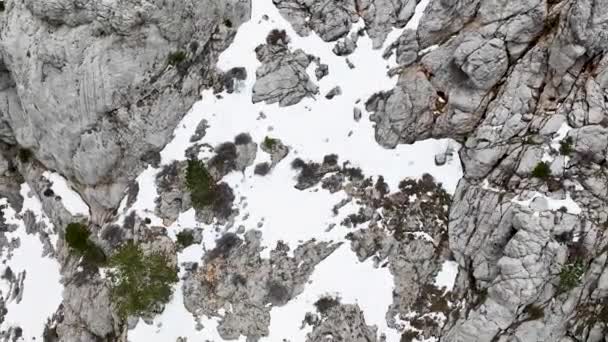 Drone Vliegen Een Gestructureerde Berg Groene Struiken Foggy Landschap Bergen — Stockvideo