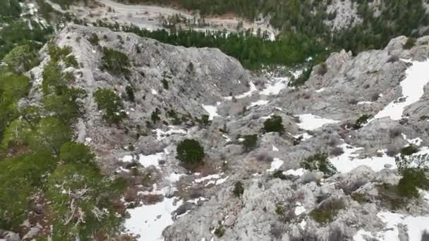 Drone Voa Uma Montanha Texturizada Arbustos Verdes Montanhas Paisagem Nebulosas — Vídeo de Stock