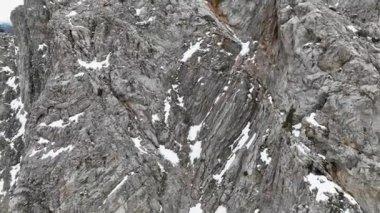 Dağ Kayalıkları Yüzeyi 4K 'ya yakın. Geniş açılı insansız hava aracı, dağların dramatik zirvelerinden sorunsuzca yükseliyor.