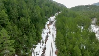 Eski bir 4x4 cipi Türkiye 'deki Fabulous Meadows' a doğru iniyor.