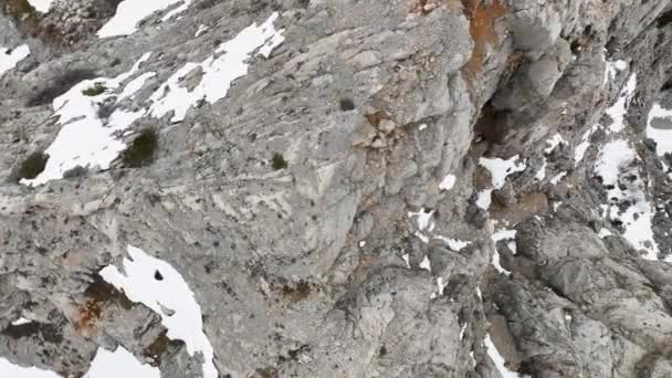 Mountain Rock Cliff Surface Close Drone Ângulo Largo Sobe Suavemente — Vídeo de Stock